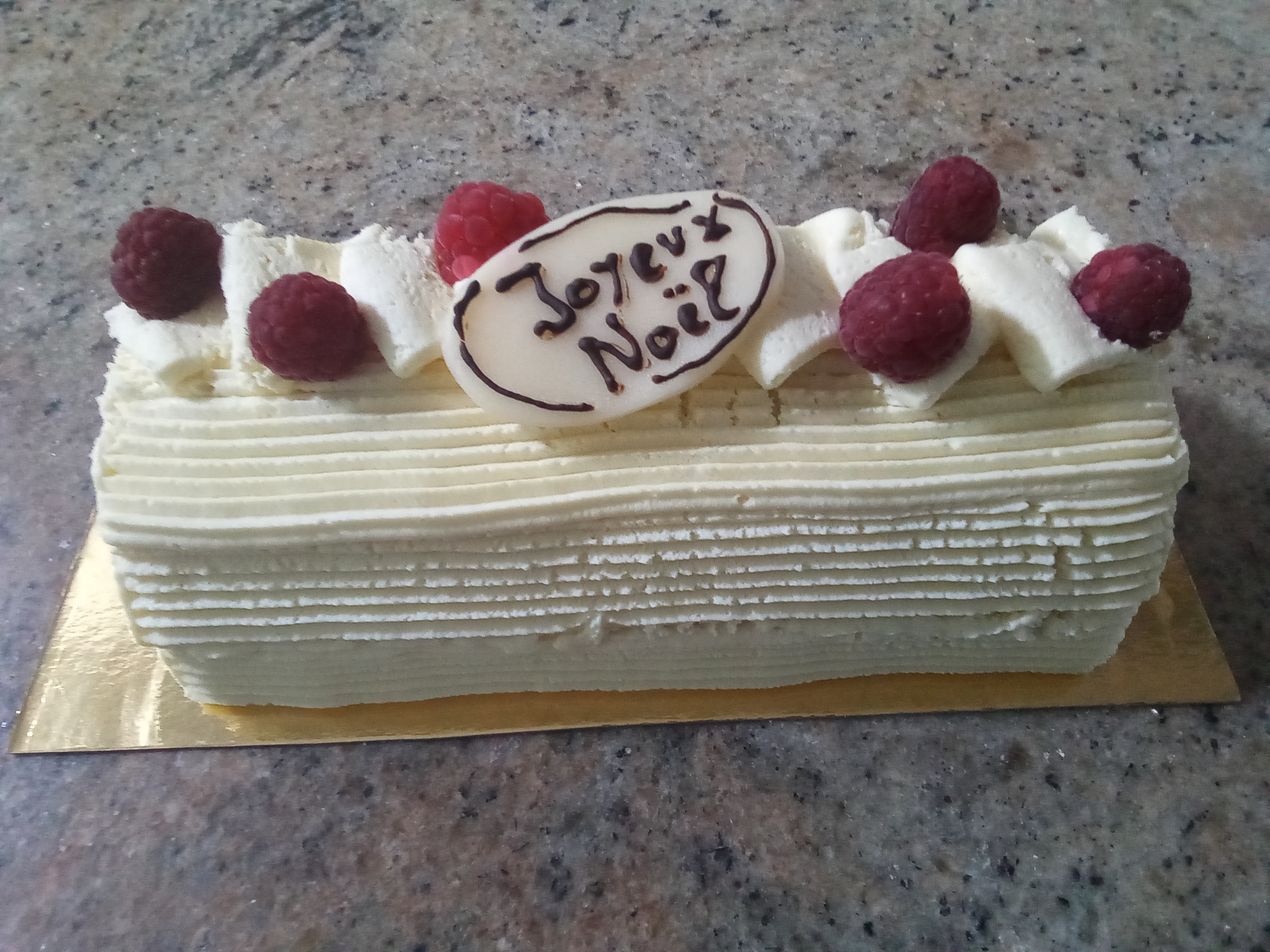Bûche Chocolat blanc/fruits rouges
